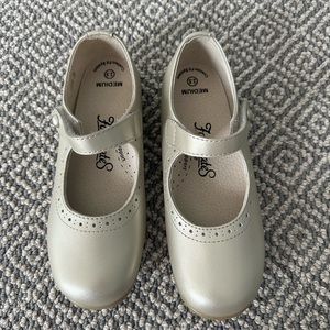 New FootMates gold girls Mary Jane’s